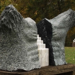 Adsum, 2002, granit i marmur  